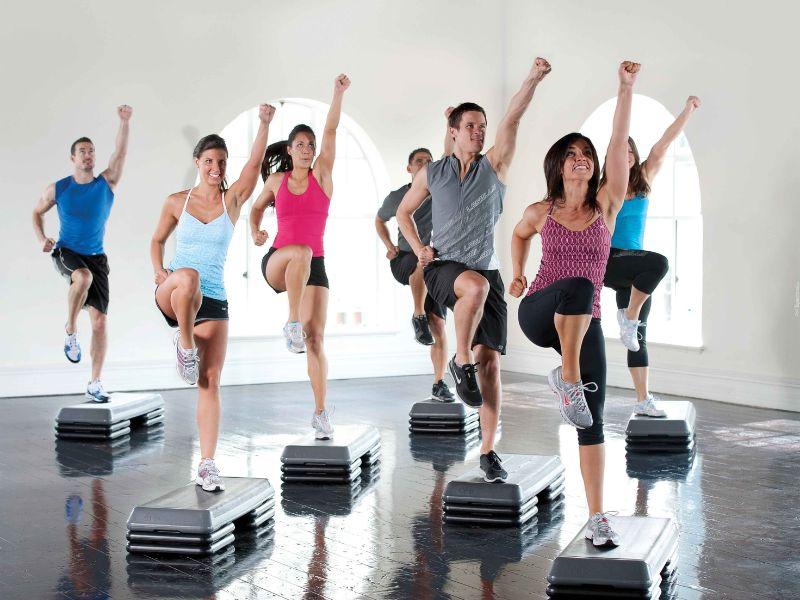 Zumba Step kết hợp giữa Zumba Fitness và các bài tập với bục nhảy