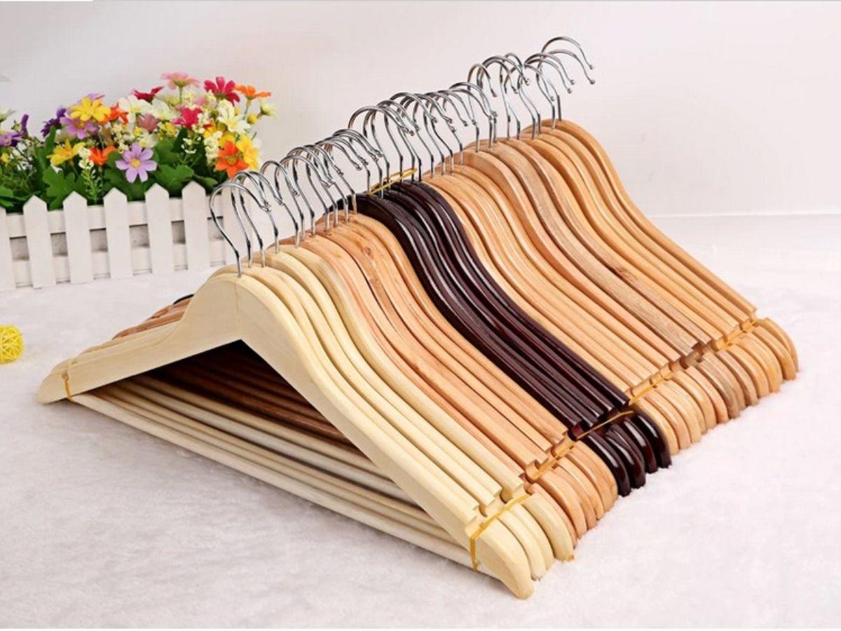 Sử dụng móc gỗ bản to để treo áo sơ mi