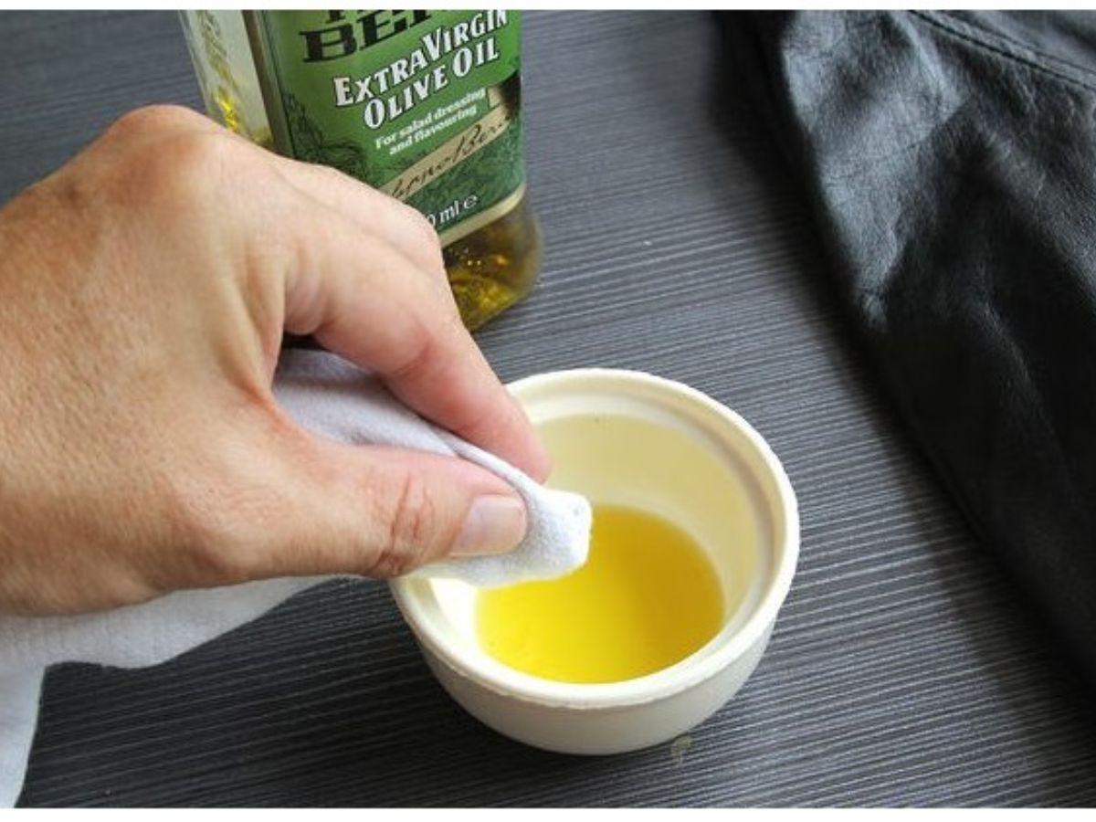 Mẹo làm sạch vết bẩn trên áo da lót lông
