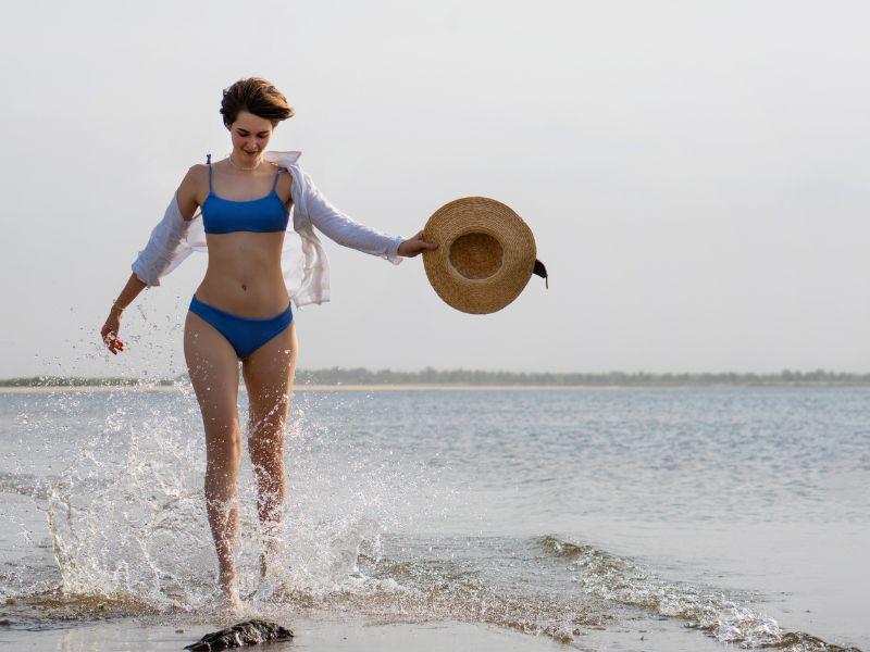Bikini +áo khoác + mũ cói