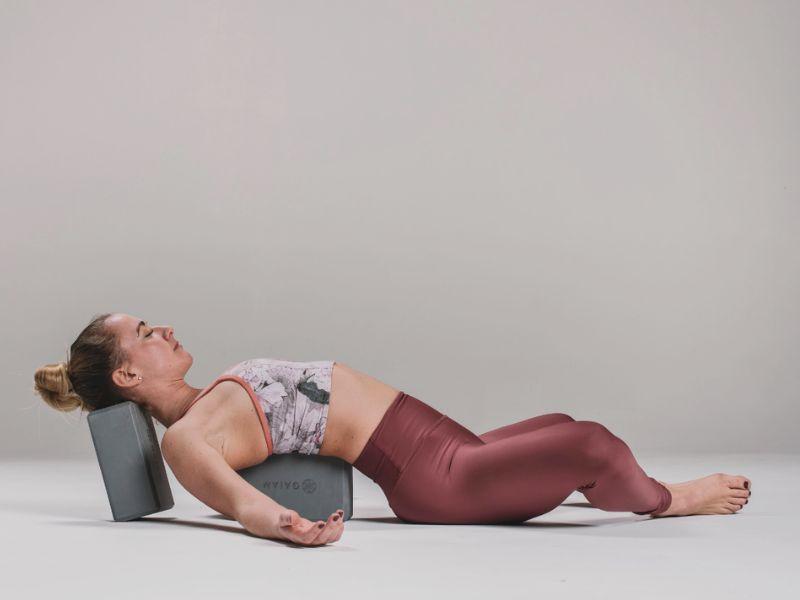 Savasana với gối dưới đầu gối: Hỗ trợ cho phần lưng dưới