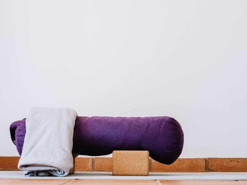 Savasana với chăn trùm người: Giữ ấm cho cơ thể