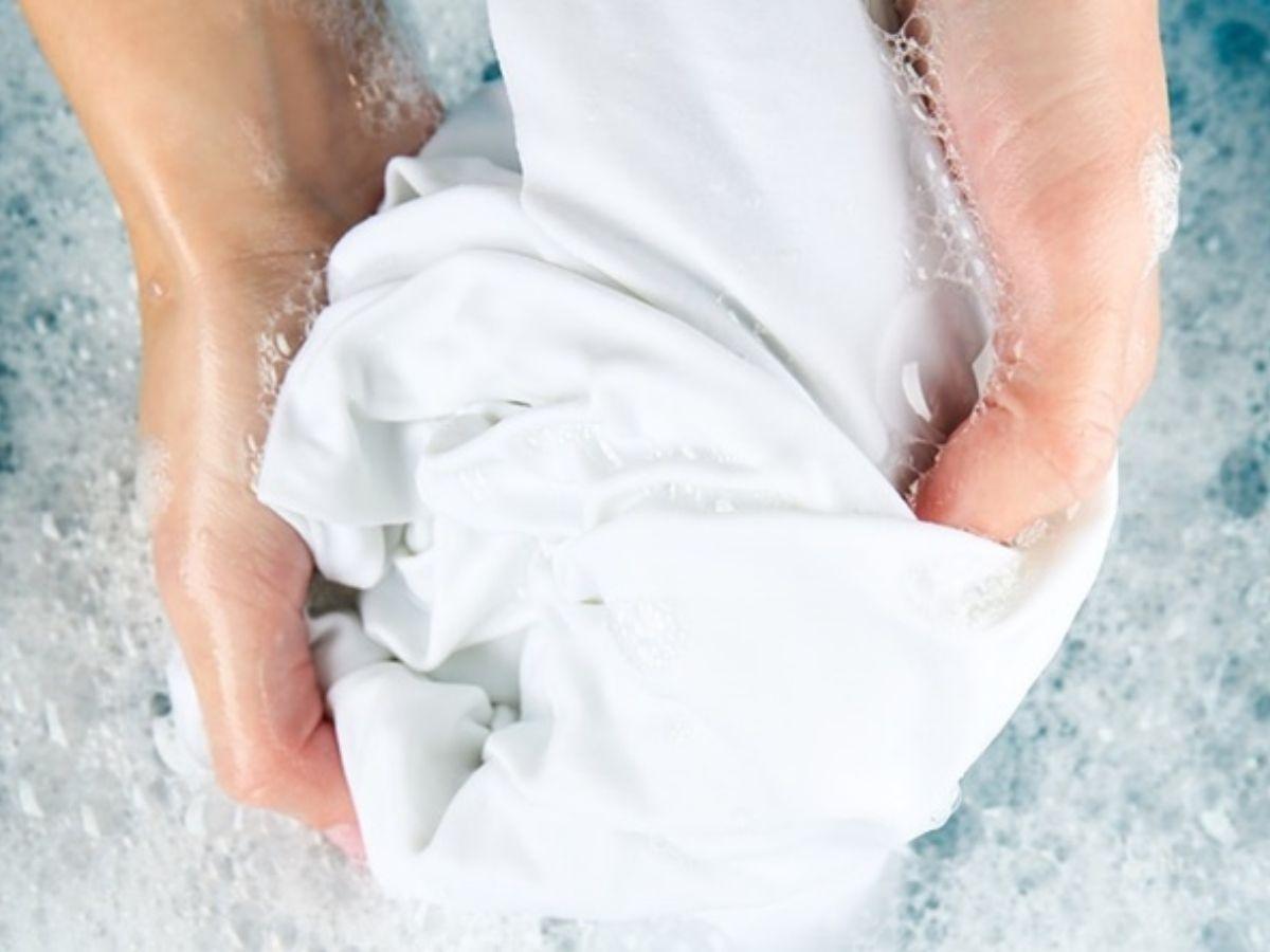 Nên giặt quần áo trắng ngay sau khi mặc 