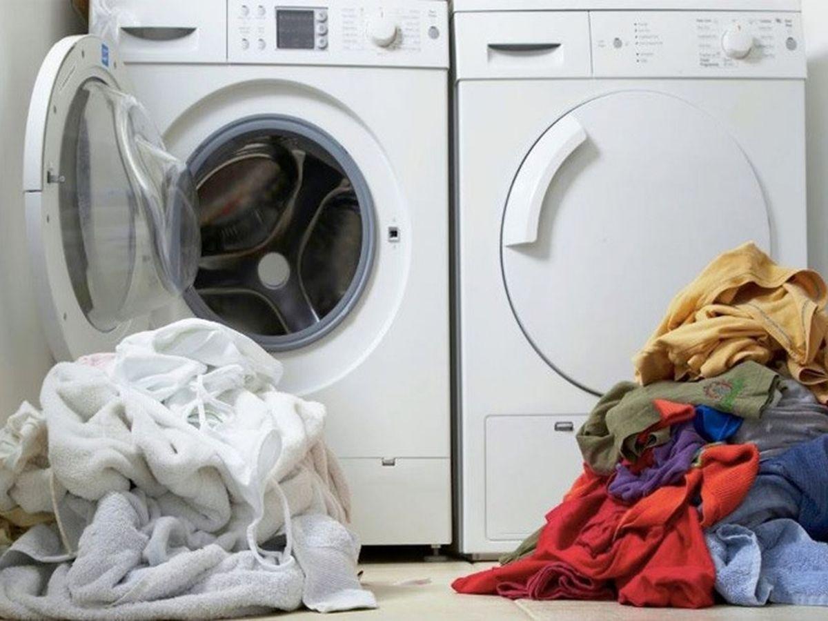 Phân loại áo trắng và áo màu trước khi giặt