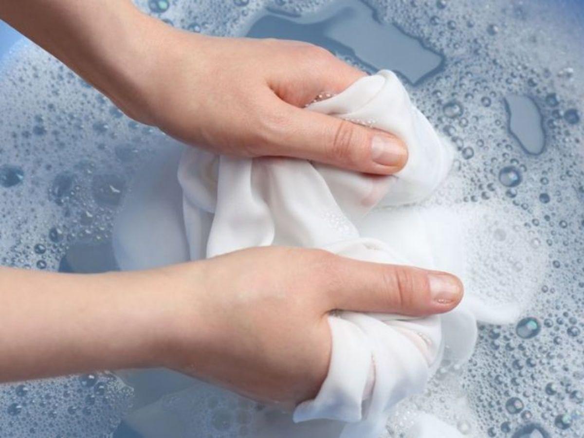 Giặt áo polo trước khi cất giữ