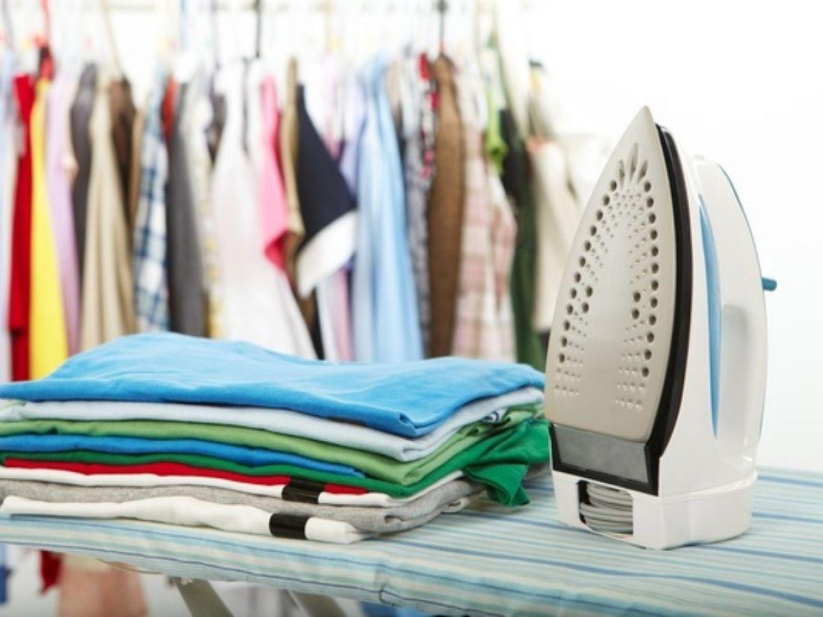 Ủi hoặc hấp áo polo để làm phẳng áo