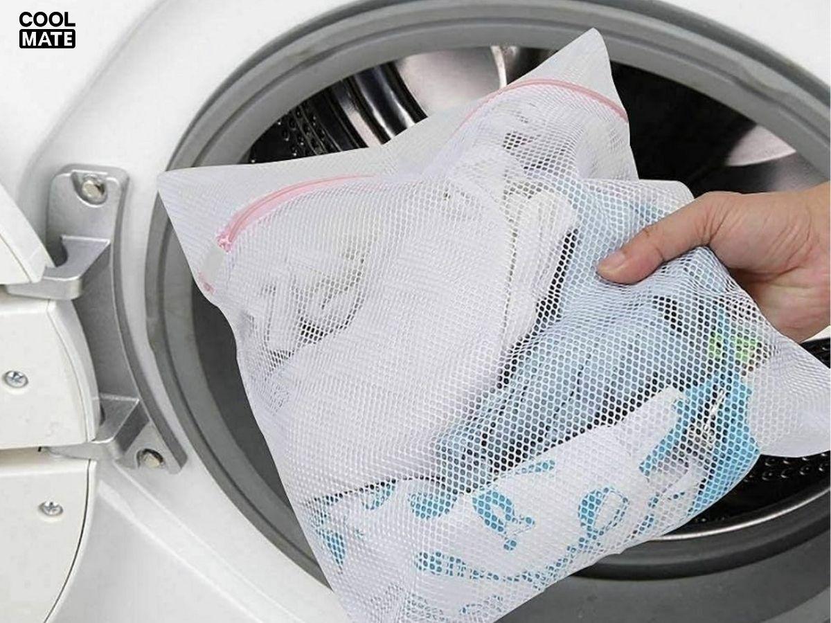 Sử dụng túi giặt để bảo vệ áo khỏi tình trạng ma sát của lồng giặt