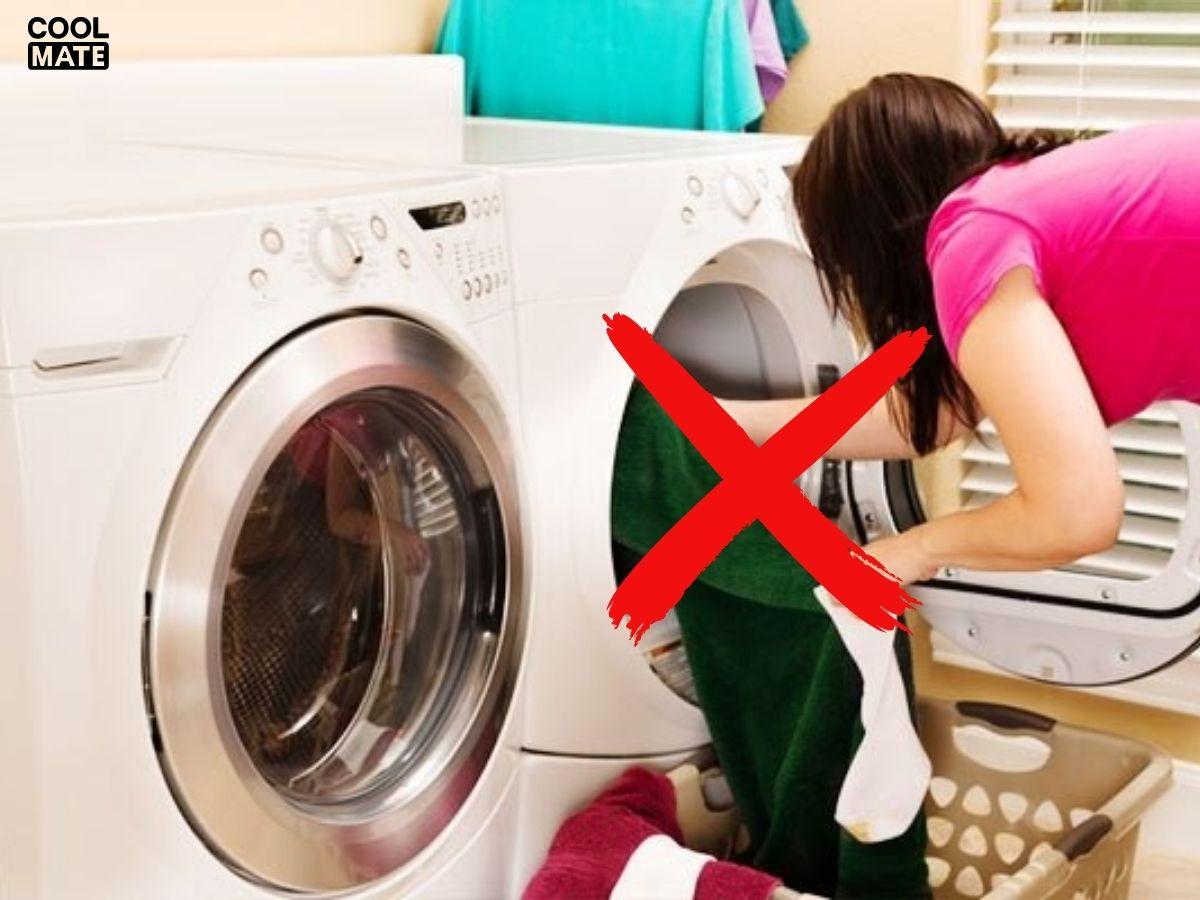 Hạn chế sử dụng máy sấy áo polo để giảm tối thiểu việc làm hỏng, nhắn nhúm áo