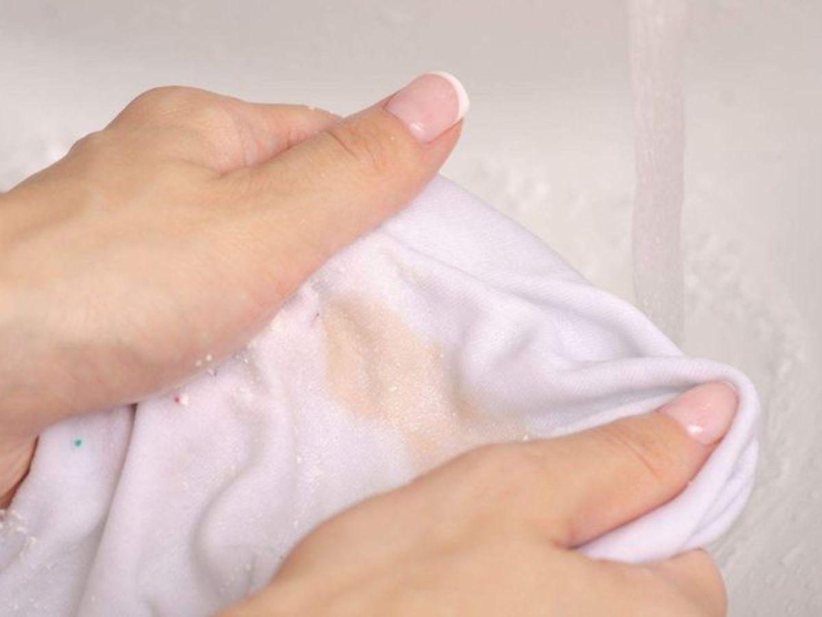 Làm sạch sơ bộ áo khoác gió 