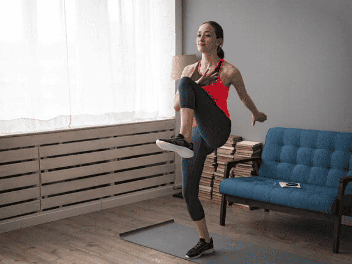Chạy nâng chân tại chỗ là bài tập cơ bản để bắt đầu bước vào quá trình chạy bộ