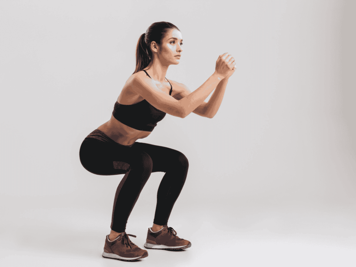 Squats là bài tập khởi động trước khi chạy nhằm giúp giãn mạch cơ ở phần dưới hông
