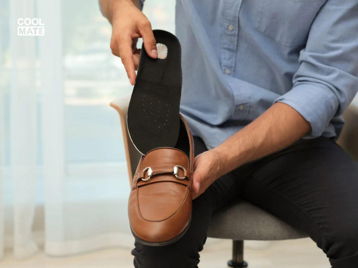 khắc phục giày bị rộng bằng việc dùng miếng lót giày