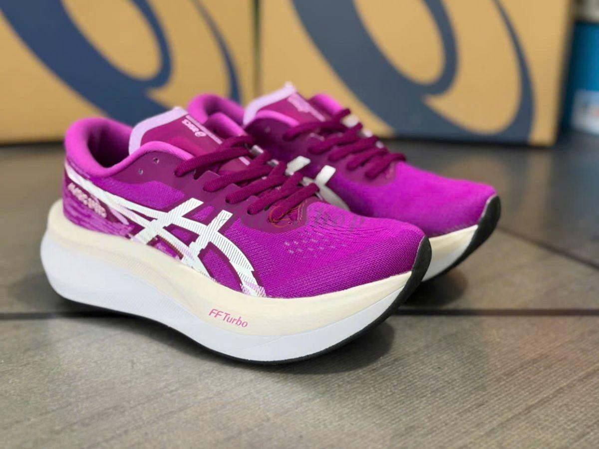 Asics Magic Speed 4 thích hợp cho các buổi chạy tempo và thi đấu chuyên nghiệp