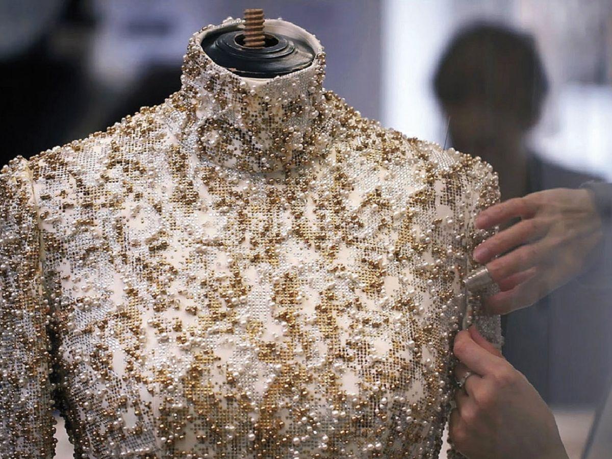 Toàn bộ các chi tiết trên trang phục Haute couture đều được làm bằng tay vô cùng tỉ mỉ