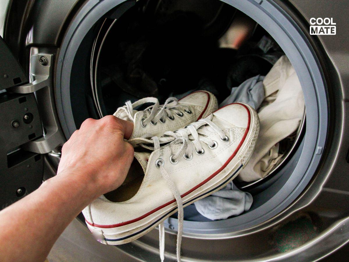 Tránh giặt giày trắng bằng máy giặt