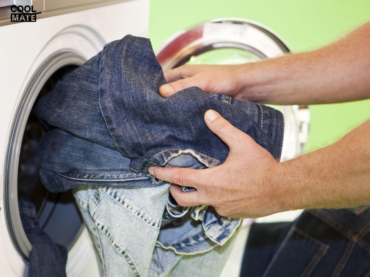 Hãy chú ý đến nhiệt độ nước giặt để tránh làm giãn quần 