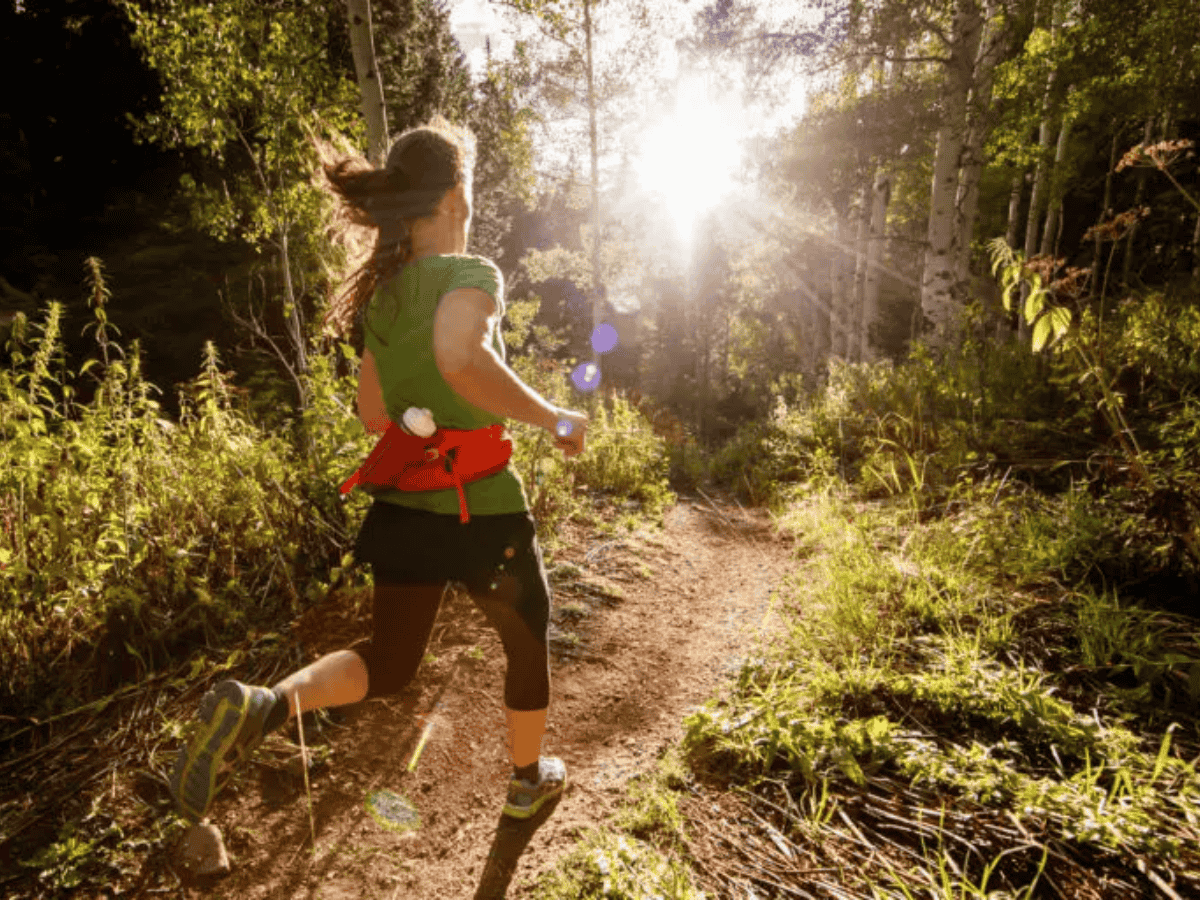 Khi chọn đai đeo hông hoặc túi chạy trail, bạn nên ưu tiên loại làm từ chất liệu nhẹ, thoáng khí, và có khả năng co giãn tốt