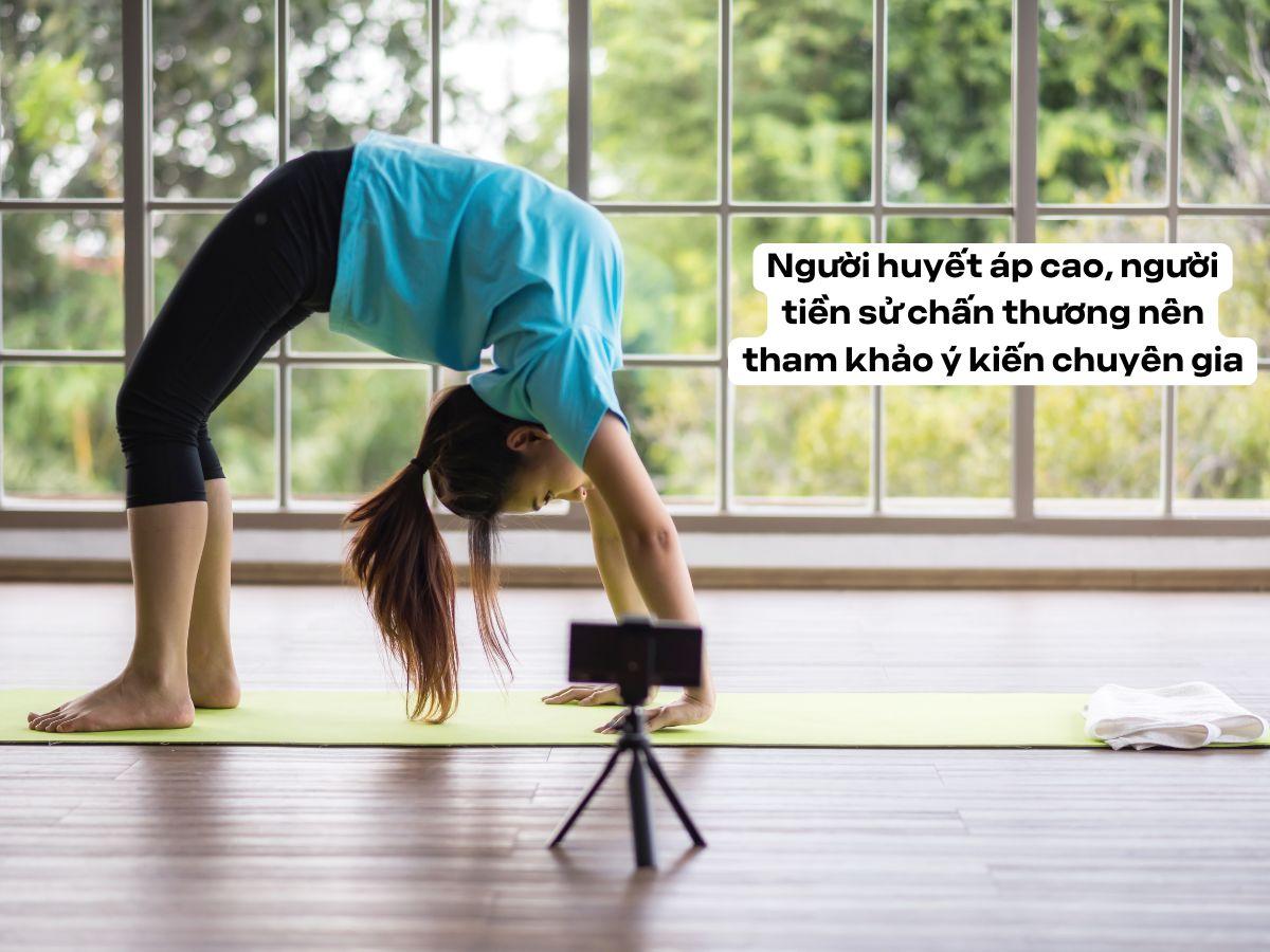 Không phải ai cũng có thể thực hiện tư thế bánh xe