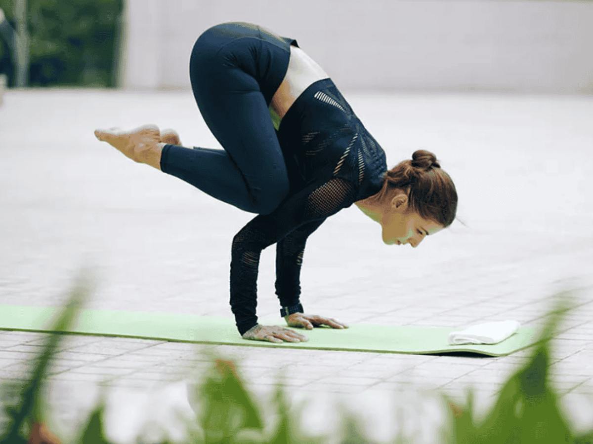 Tư thế con quạ không chỉ giúp cải thiện sức mạnh tổng thể mà còn đặc biệt hữu ích cho các cơ tay, cổ tay và cơ bụng