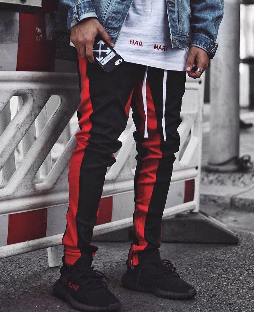 Trackpants: Quần thể thao có sọc hai bên