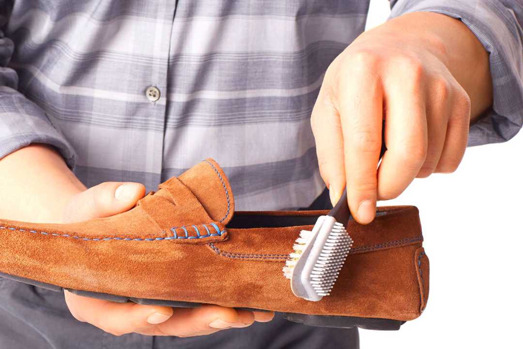 Bàn chải chuyên dụng dùng giúp làm sạch vết bẩn trên da lộn