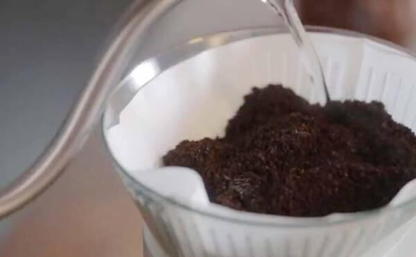 Cold Brew: Sử dụng cà phê xay thô, mới