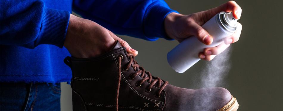 Sử dụng bình xịt chuyên dụng để bảo quản đôi giày của bạn khi đi ra ngoài