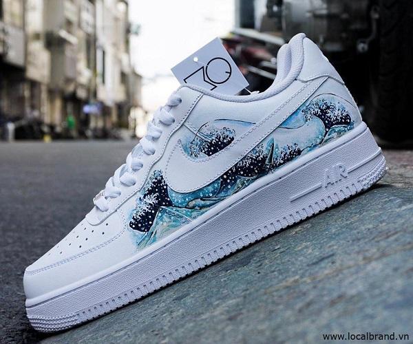 Mẫu giày Nike Air Force 1 custom họa tiết sóng thần của Hokusai