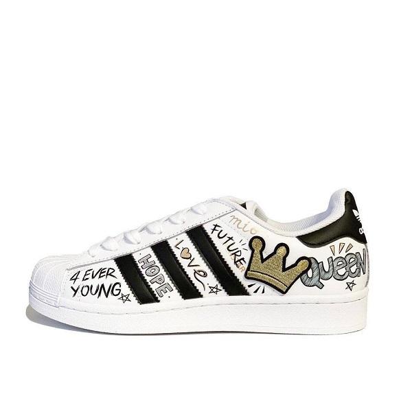 Mẫu giày Adidas Superstar custom họa tiết '4ever Young'
