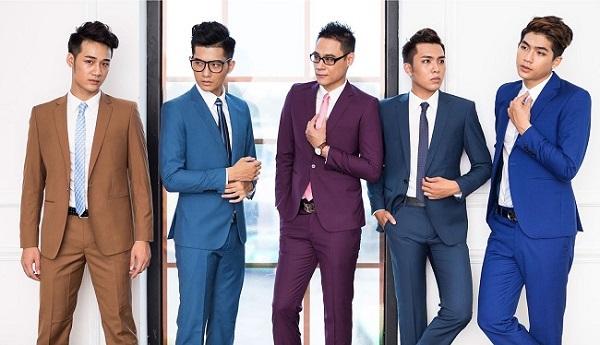 Nếu bạn có một form người gầy nên tránh những bộ suit nam có họa tiết sọc