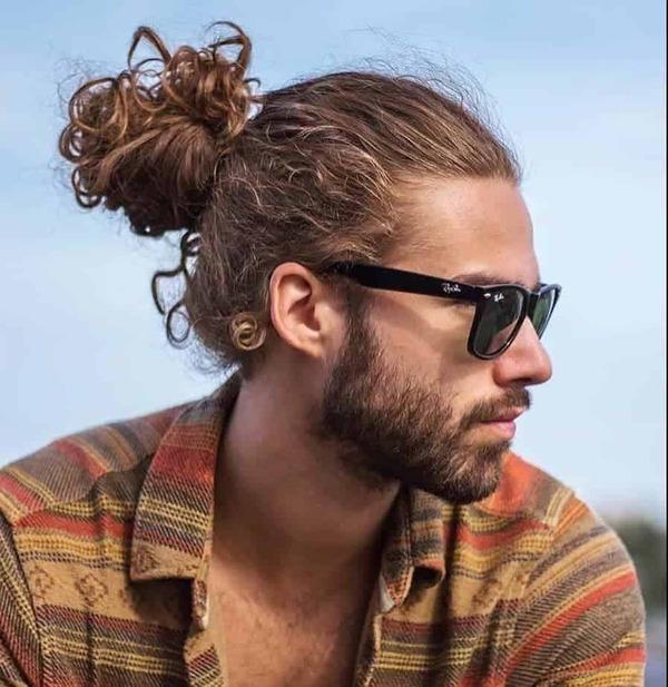 Kiểu tóc Man Bun - tóc được buộc gọn gàng trên đỉnh đầu