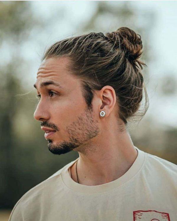 Một kiểu tóc Man Bun khác, thể hiện sự mạnh mẽ và nam tính