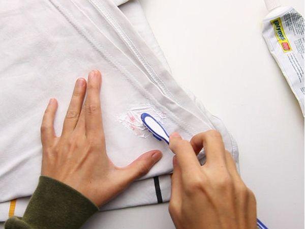 Sử dụng kem đánh răng để loại bỏ vết mực bút bi