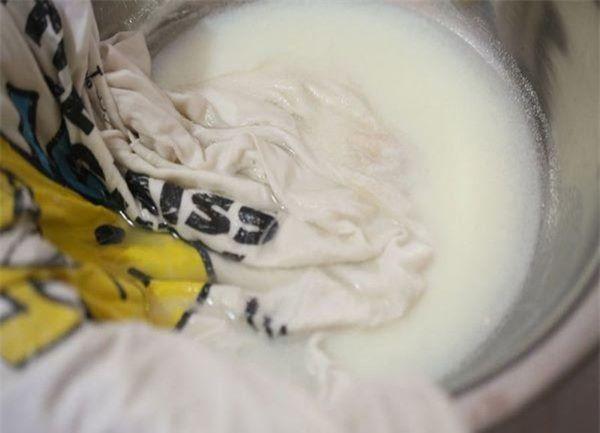 Làm sạch vết mực bút bi bằng sữa tươi không đường