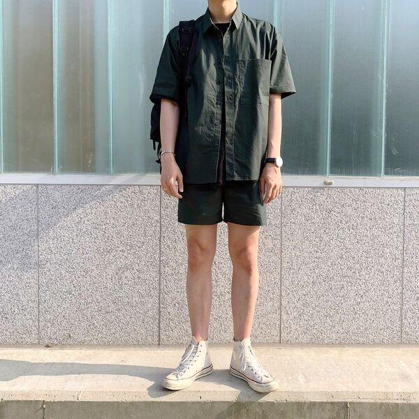 Áo sơ mi ngắn tay oversize được nhiều chàng có phong cách “cool ngầu" lựa chọn.