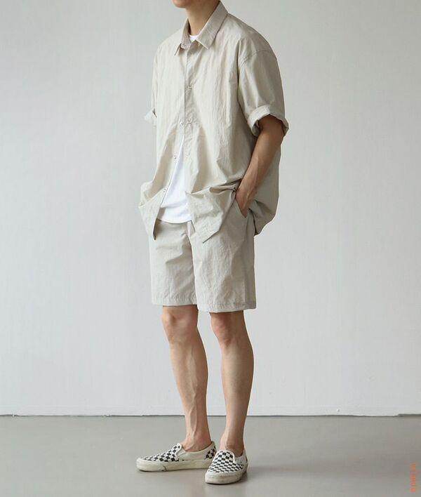 Combo áo sơ mi tay ngắn oversize cùng quần shorts là bộ đôi hoàn hảo