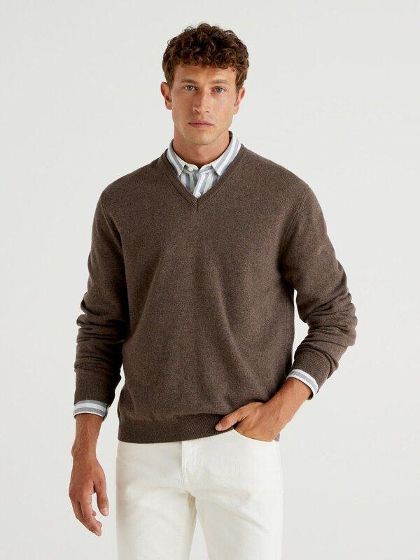 Áo sweater còn được biến tấu với thiết kế dạng cổ chữ V khá lạ mắt