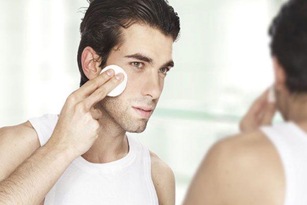 Dùng toner hoặc đắp mặt nạ giúp mềm da