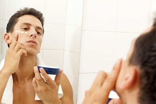 Bôi kem chống nắng mỗi khi skincare vào ban ngày