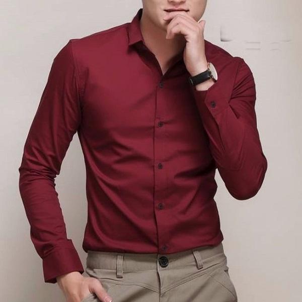 Quần âu phối với áo sơ mi màu đỏ thể hiện phong cách thời trang “nổi bần bật”