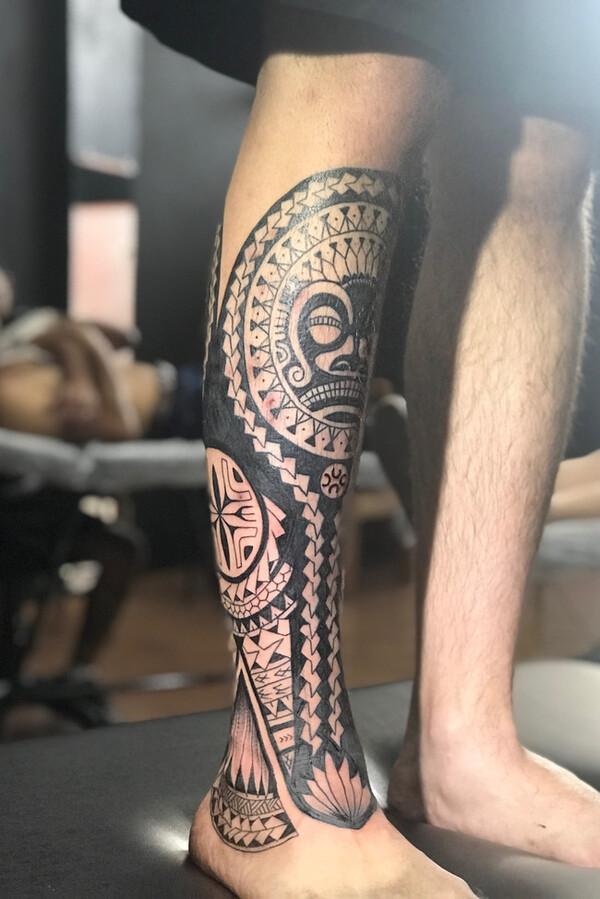 Hình xăm chân nam bộ lạc Maori