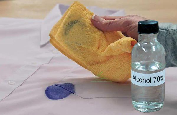 Tẩy vết mực bút bi bằng cồn y tế
