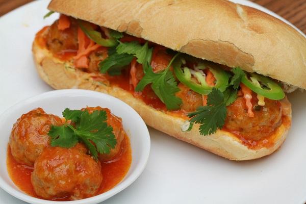 Bánh mì xíu mại trứng muối