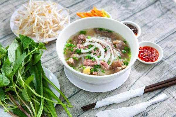 Phở bò nóng hổi