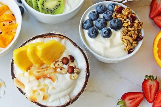 Sữa chua trộn trái cây - món ăn sáng eat clean