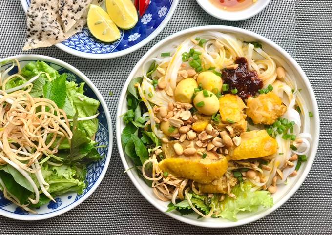 Mì Quảng gà - món ăn sáng thơm ngon