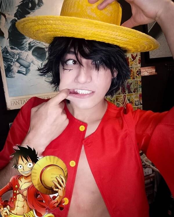 Chi tiết trang phục của Luffy: mũ rơm, quần sooc xanh, áo ghi lê đỏ