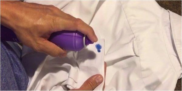 Làm sạch vết mực bút bi bằng keo xịt tóc