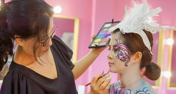 Muốn sở hữu shoot hình đẹp cần phải tuyển thợ trang điểm 