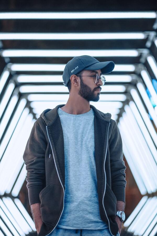 Mũ là một trong số những món phụ kiện thời trang cơ bản các chàng trai nên có để nâng tầm cho outfit